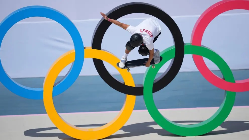 Danny León volando frente a los aros olímpicos de París