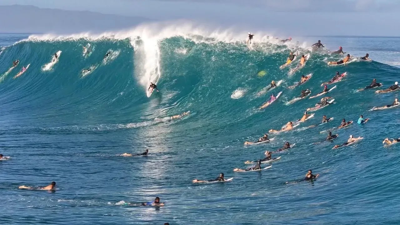Masificación de surfistas en North Shore, Hawái.