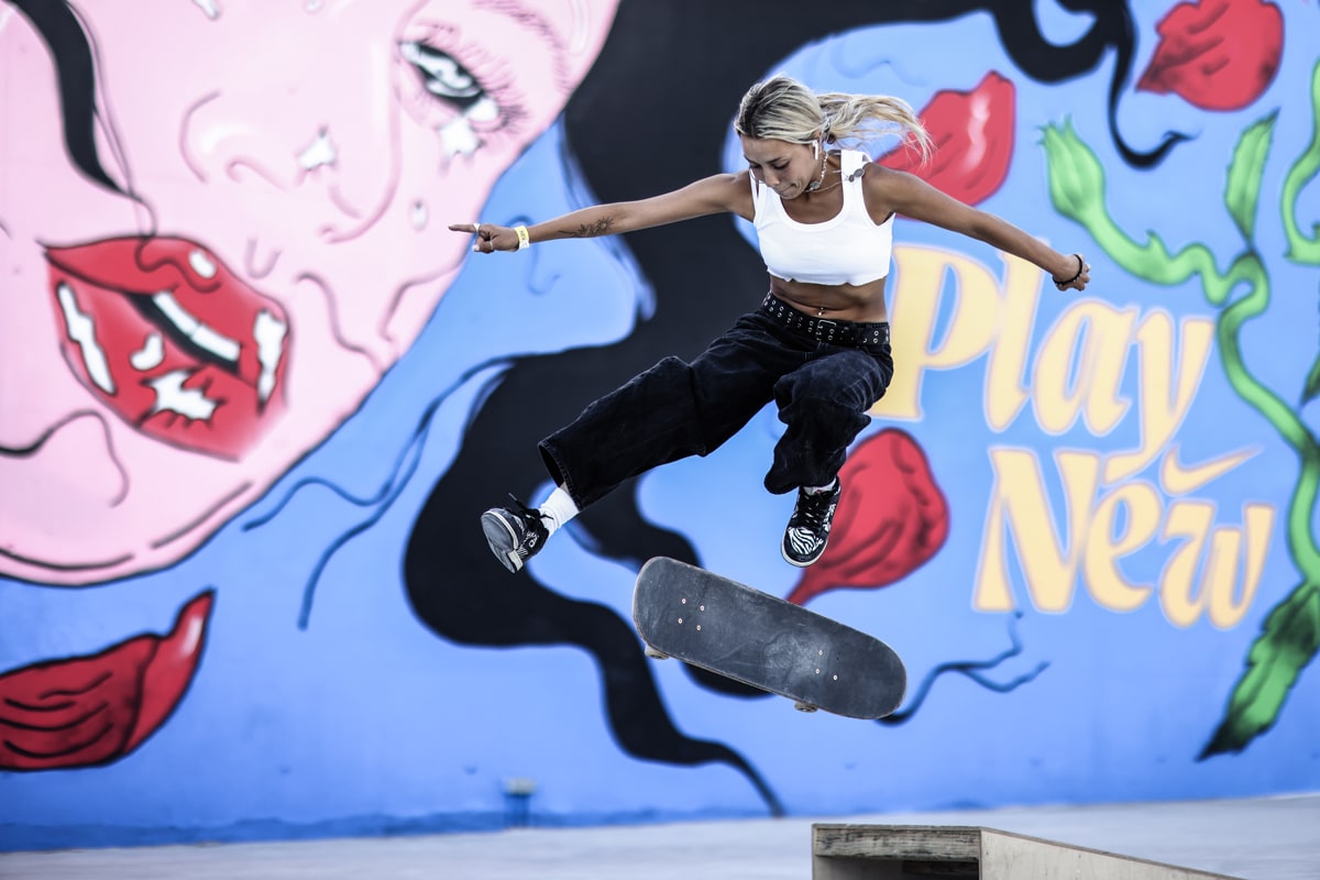 La skater Cata Díaz realizando un truco