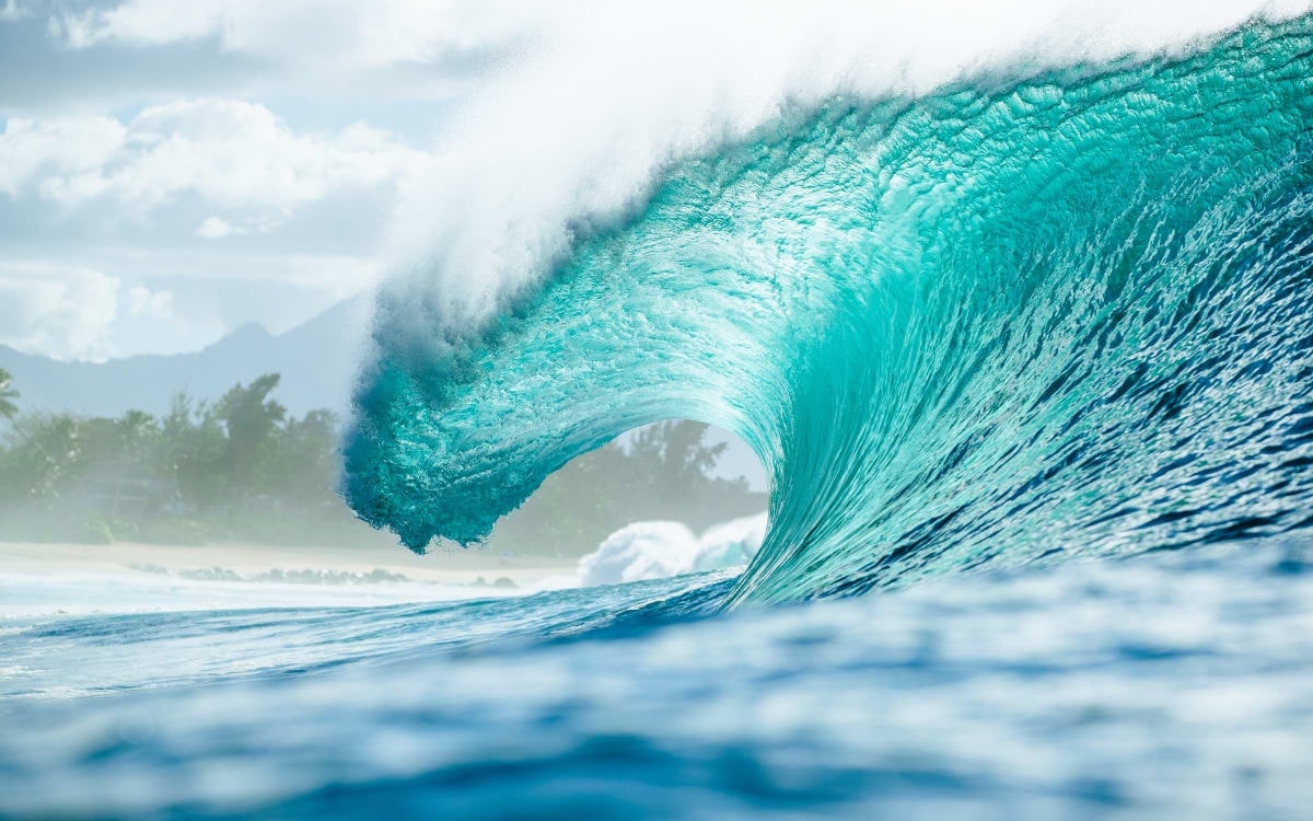 Una ola durante los octavos de final en el Billabong Pro Pipeline el 1 de febrero de 2022 en Haleiwa, Hawái.