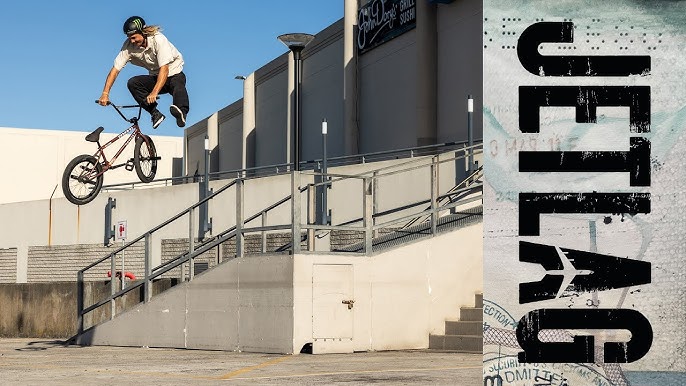 Boyd Hilder JETLAG BMX street riding durante el vídeo producido por Monster Energy